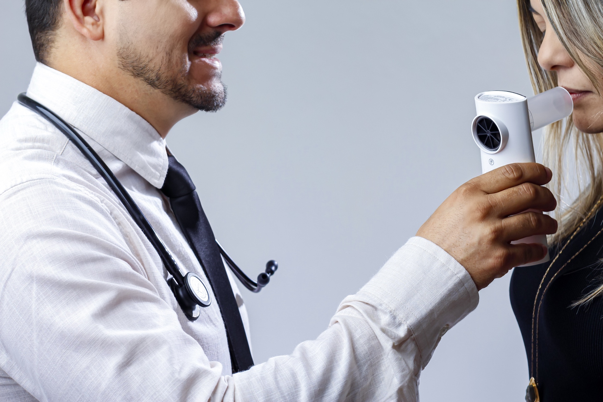 Profissional realizando exame de espirometria